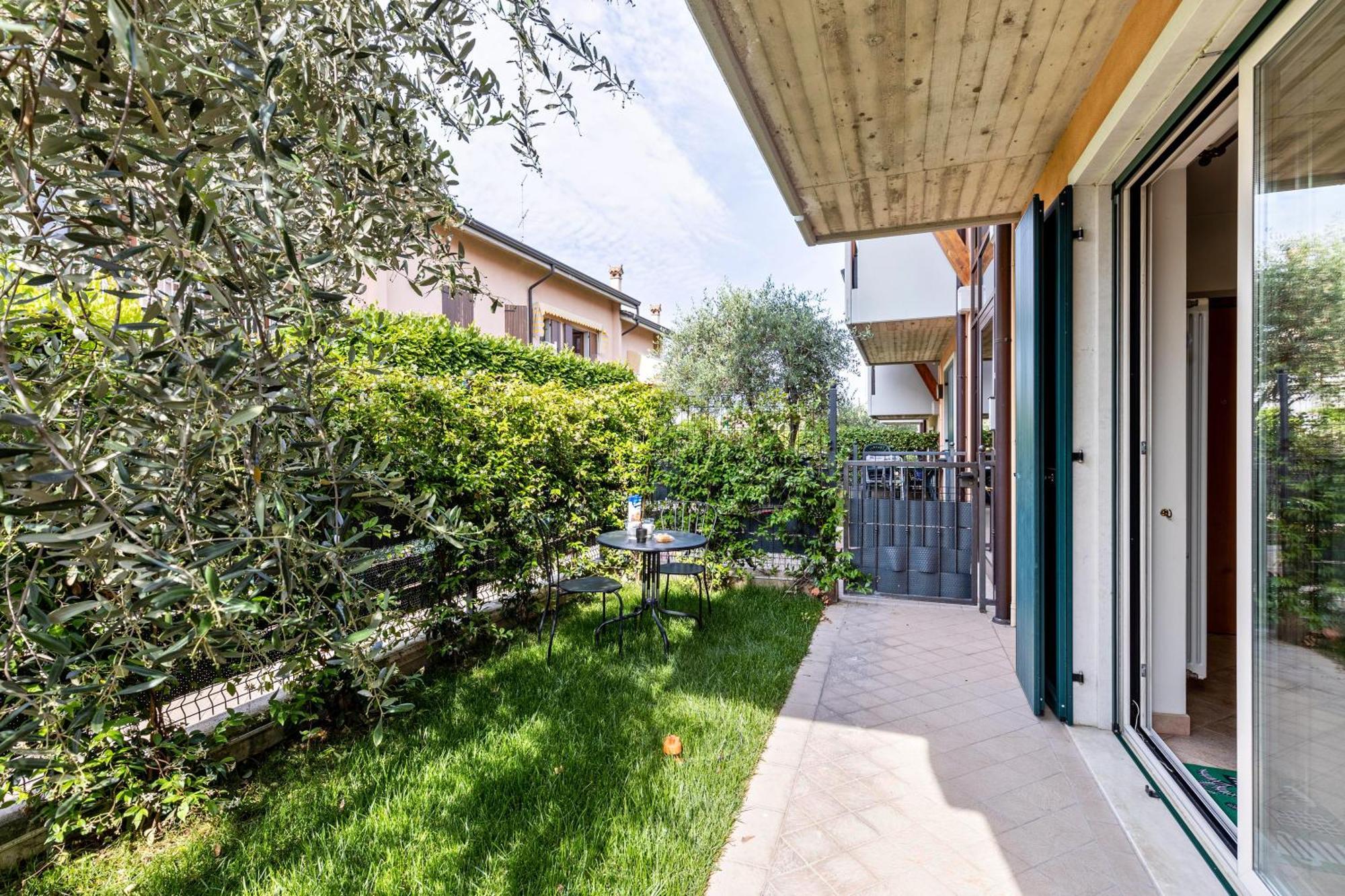 Bluemoon -Luminoso Apt Con Piscina Lazise Exterior foto