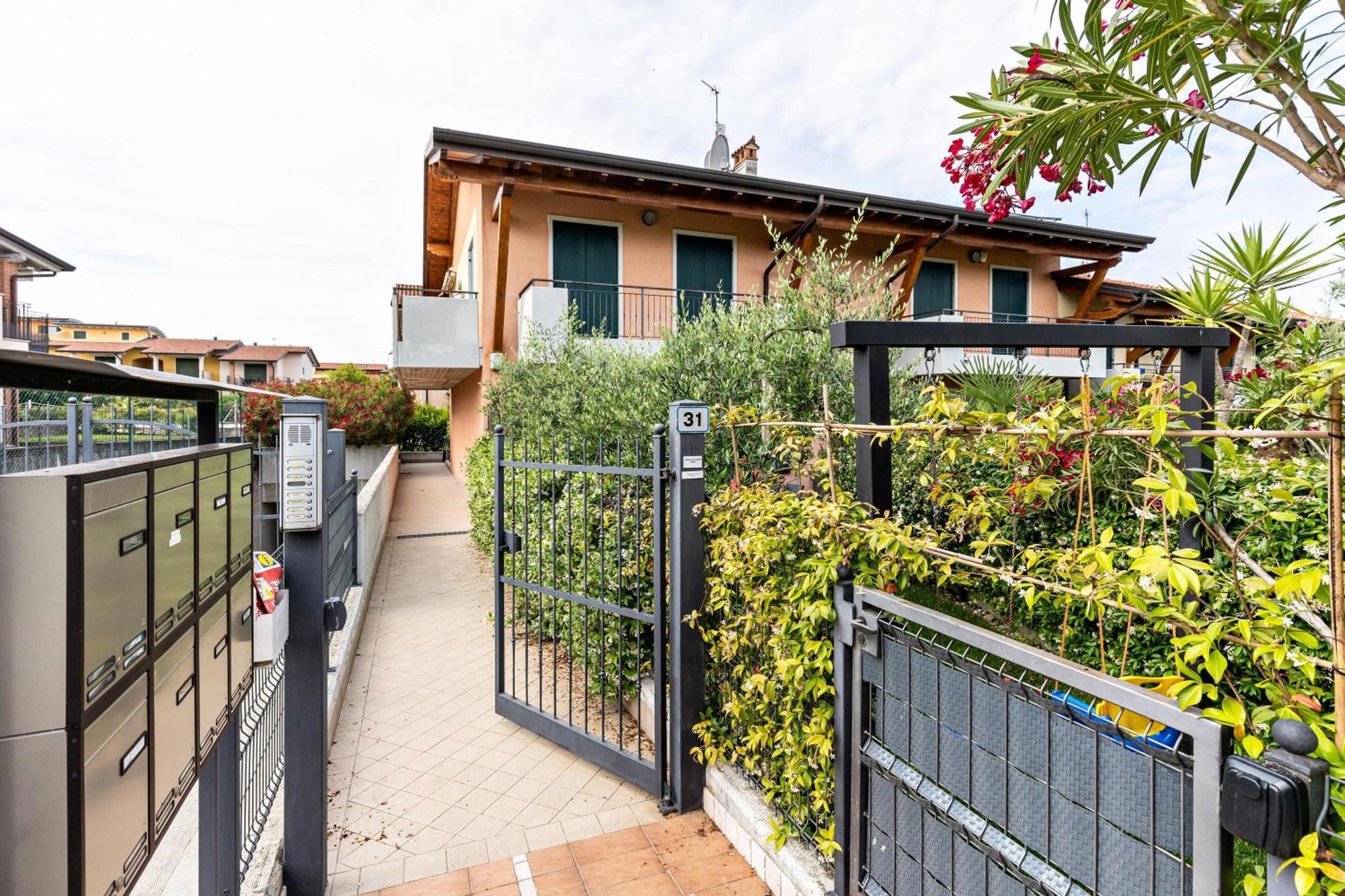 Bluemoon -Luminoso Apt Con Piscina Lazise Exterior foto