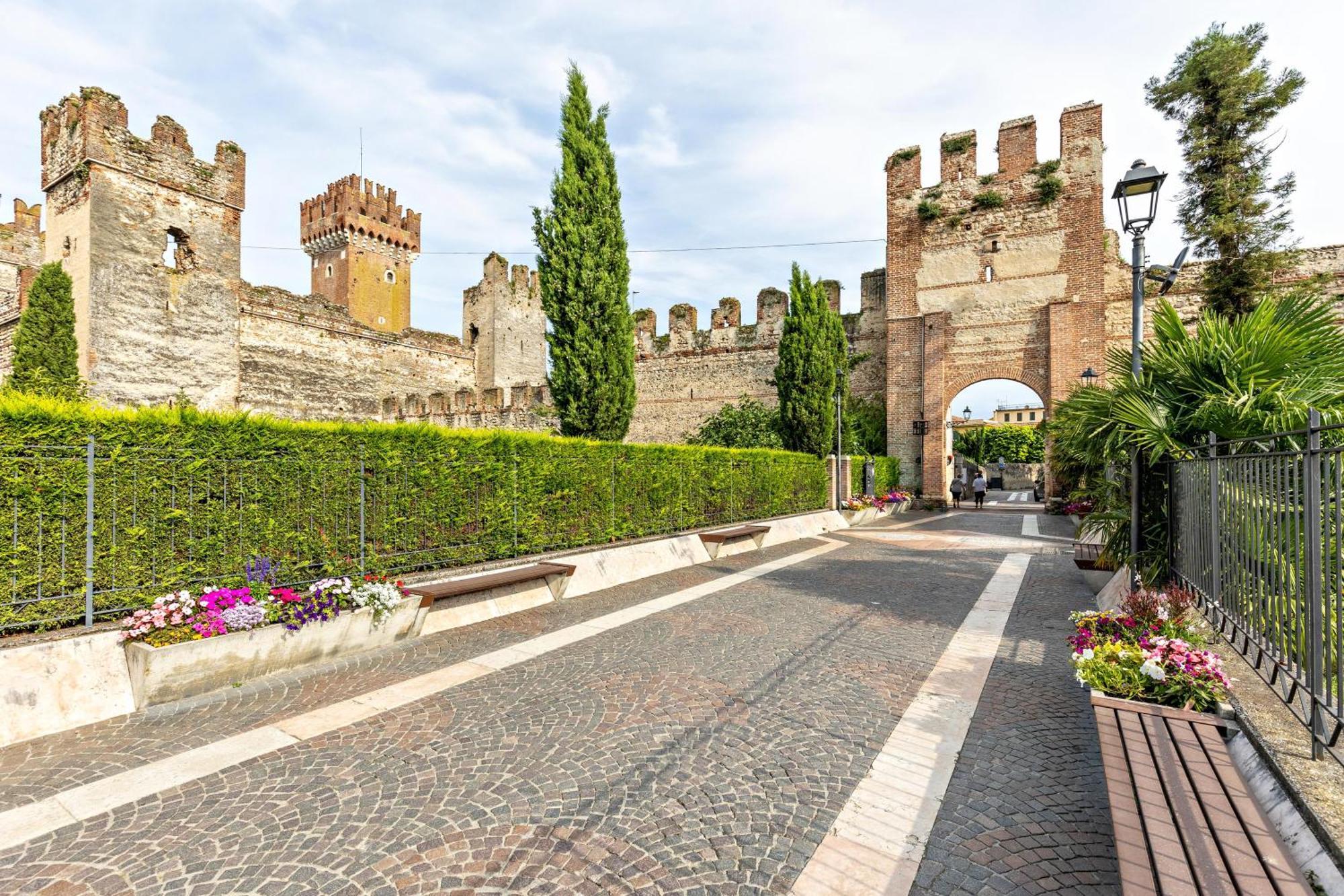 Bluemoon -Luminoso Apt Con Piscina Lazise Exterior foto